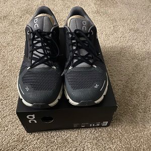 On-cloudflyer shoes excellent condition.
